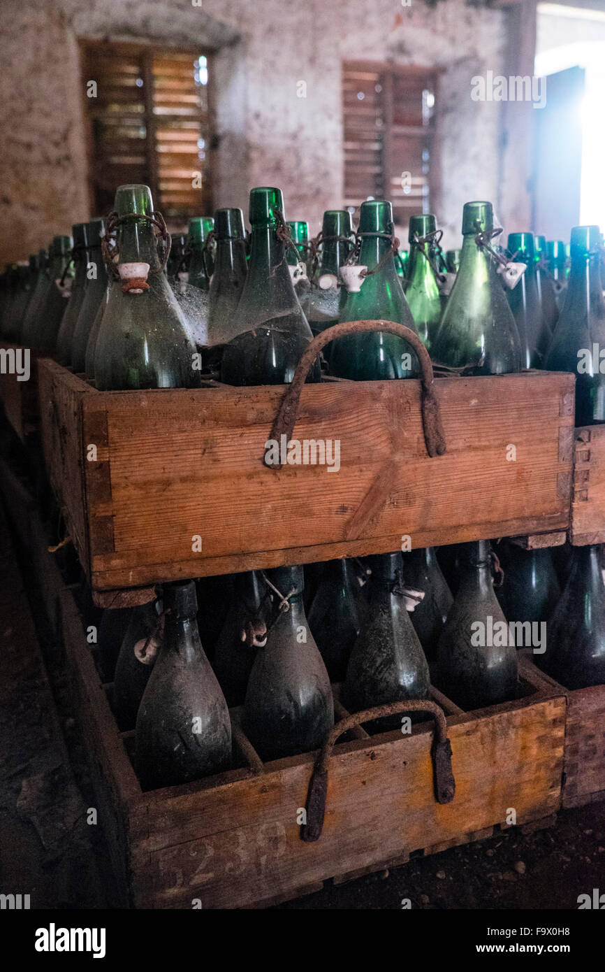 Alemania, Burghausen antiguas de madera, cajas de cerveza con las botellas  de cerveza vacías en la Abadía de Raitenhaslach Fotografía de stock - Alamy