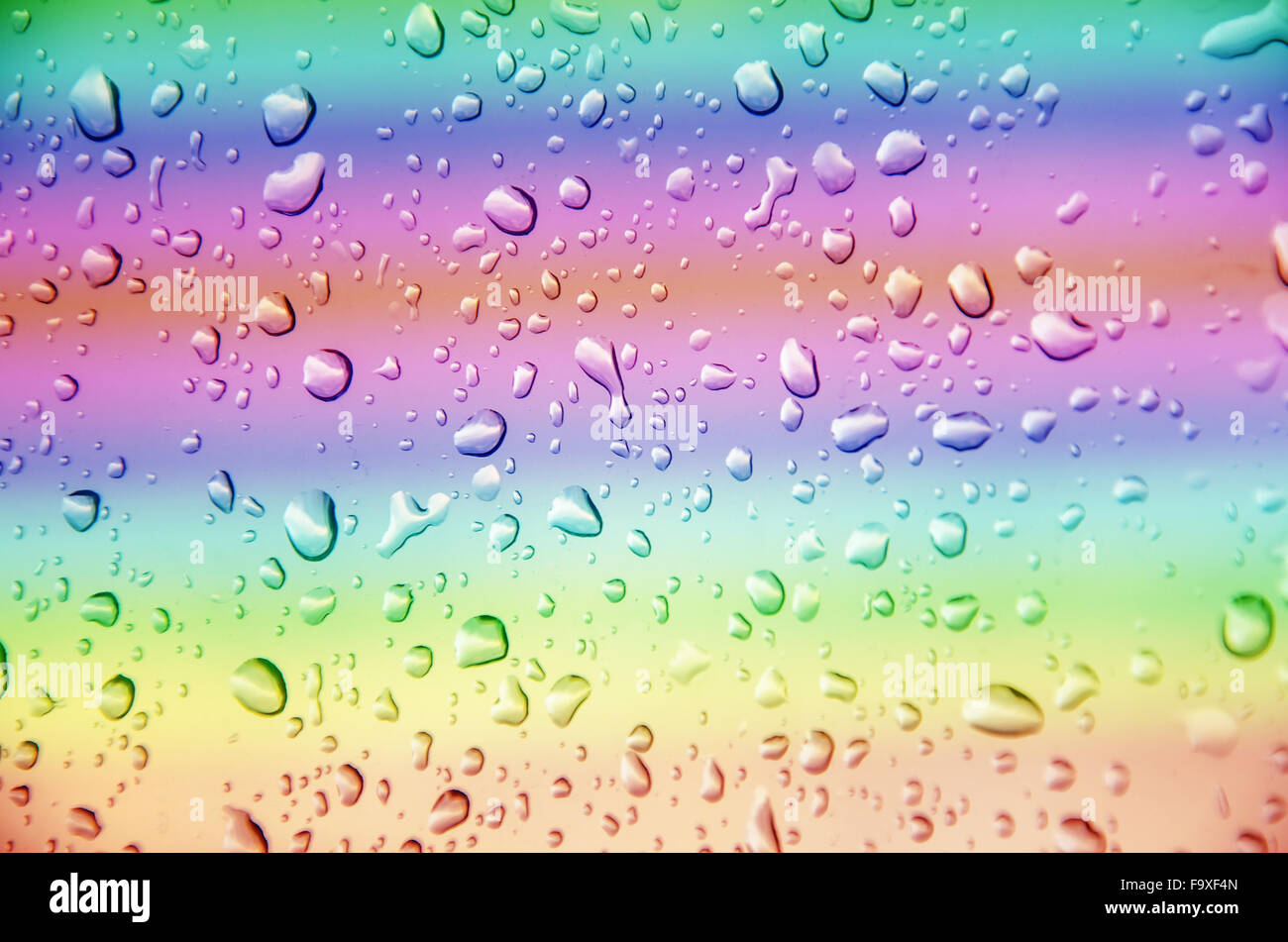 Resumen fondo multicolor con una gota de agua Foto de stock