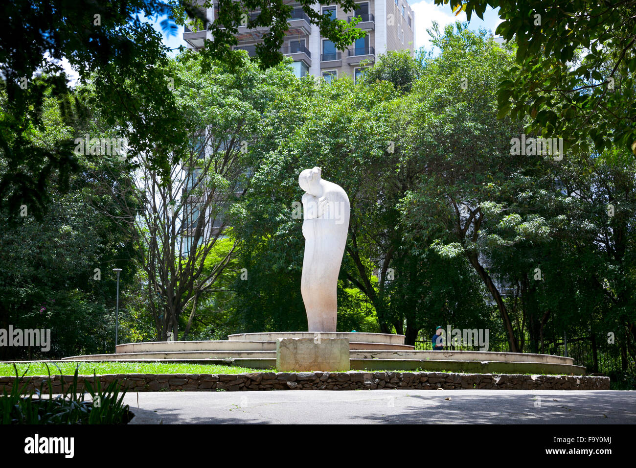La estatua de la madre y el niño en el parque de Buenos Aires, Sao Paulo, Brasil. Foto de stock