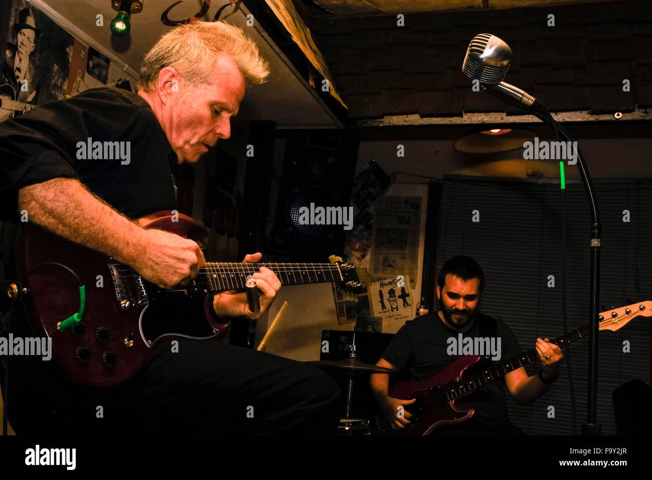 Preston Rumbaugh tocando la guitarra en un juke-Articulación en Clarsdale,  MS Fotografía de stock - Alamy