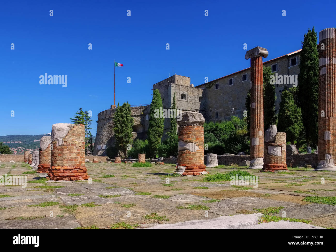 Triest Burg und Forum - castillo de Trieste y el Foro Romano 01 Foto de stock