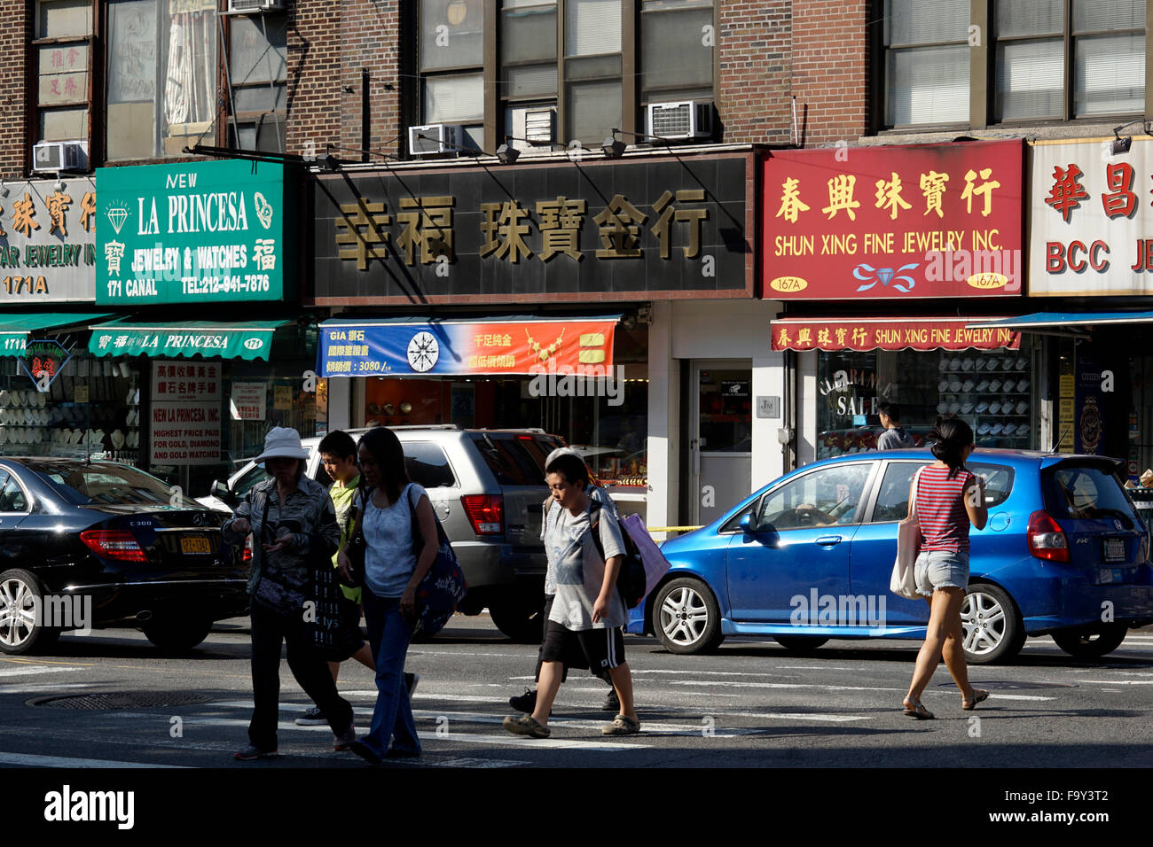 Día Hora vista de Canal Street, con una hilera de tiendas de joyería y  peatones cruzando la calle en el barrio chino de la ciudad de Nueva York,  EE.UU Fotografía de stock -