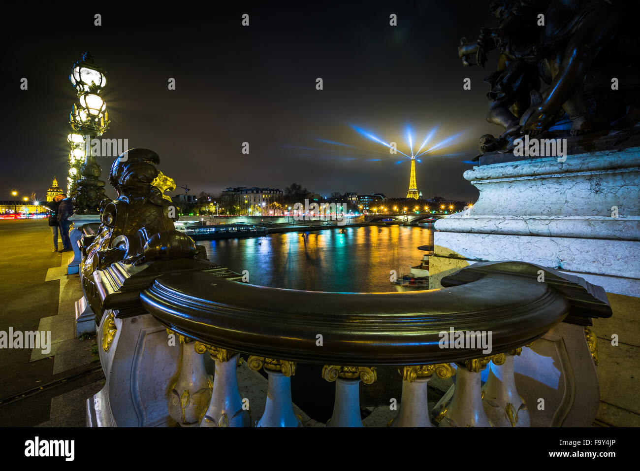 Pont Alexandre III y de la Torre Eiffel en la noche, en París, Francia. Foto de stock