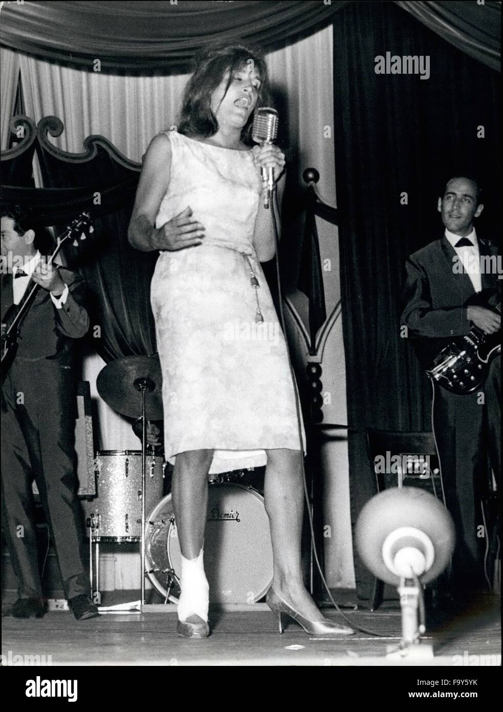 1968 - Roma, 9 de agosto - La cantante francesa DALTDA llegó ayer en Roma  presenta su espectáculo musical en Casina delle Rose: el famoso apareció a  él ventiladores muy tirod y