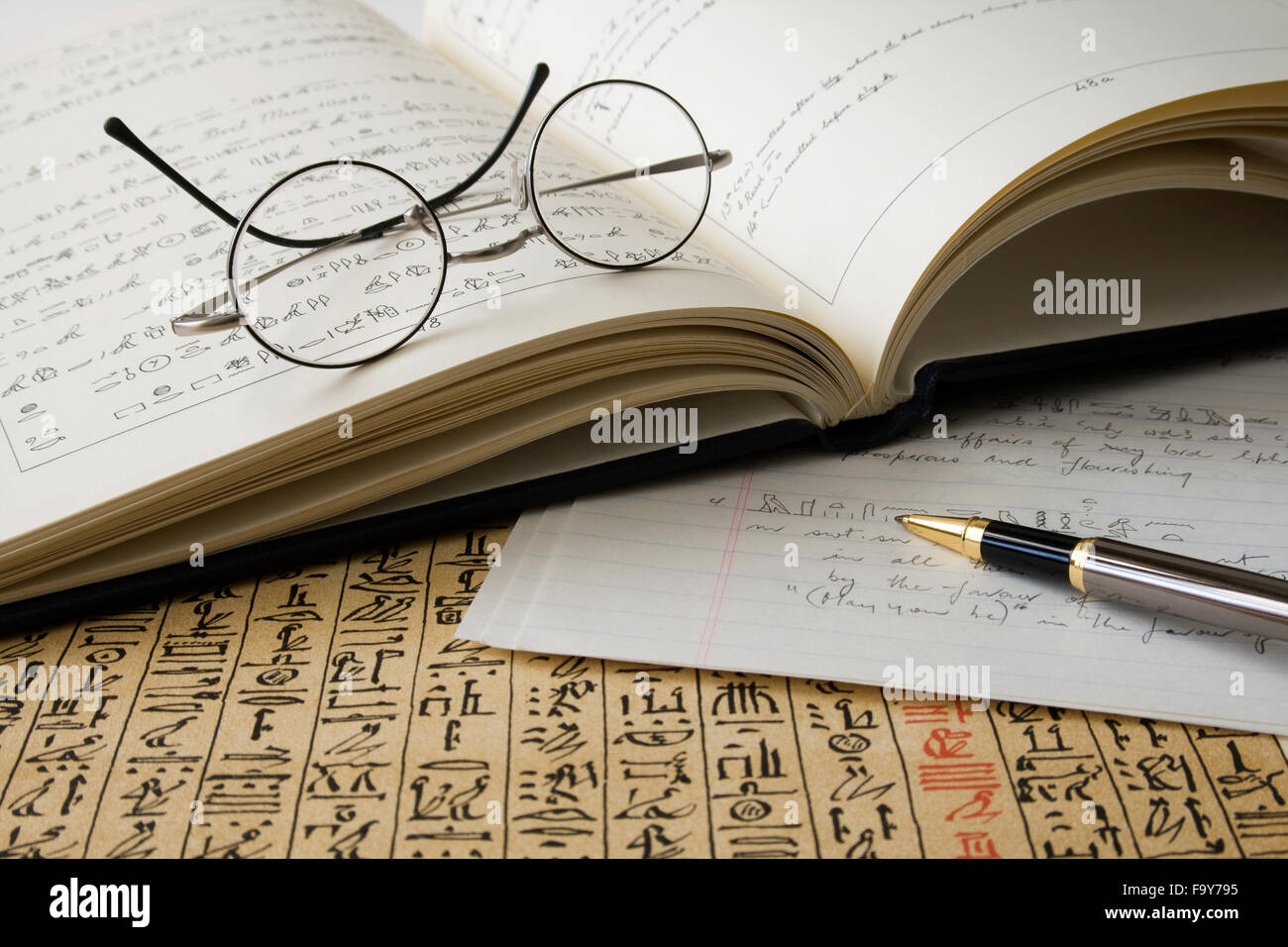 Libro de jeroglíficos egipcios con bolígrafo y traducción Fotografía de  stock - Alamy