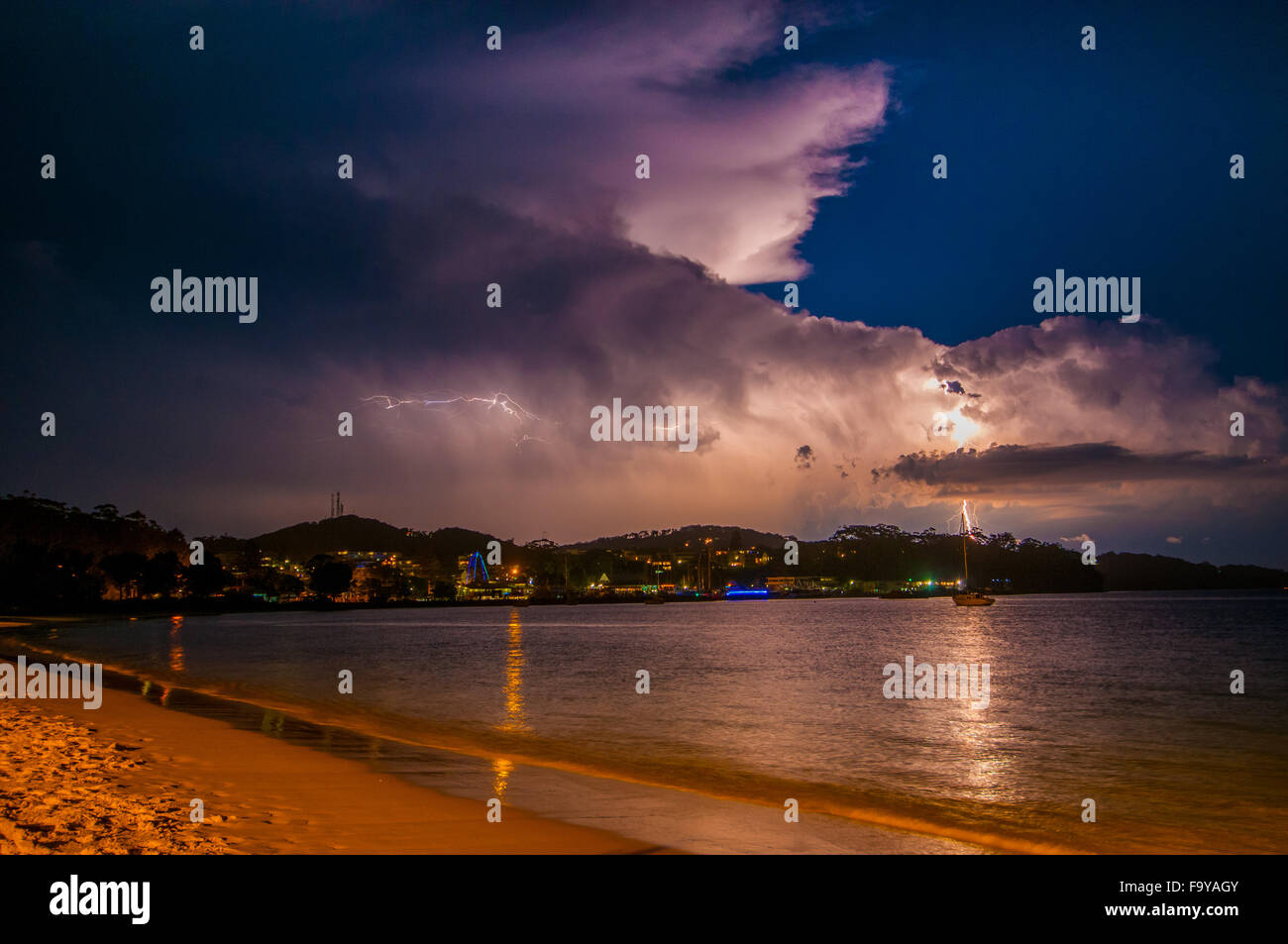Tormenta sobre Nelson Bay, Australia Foto de stock