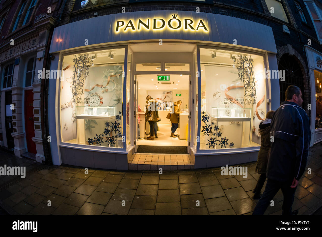 Pandora jewelry store shop window fotografías e imágenes de alta resolución  - Alamy