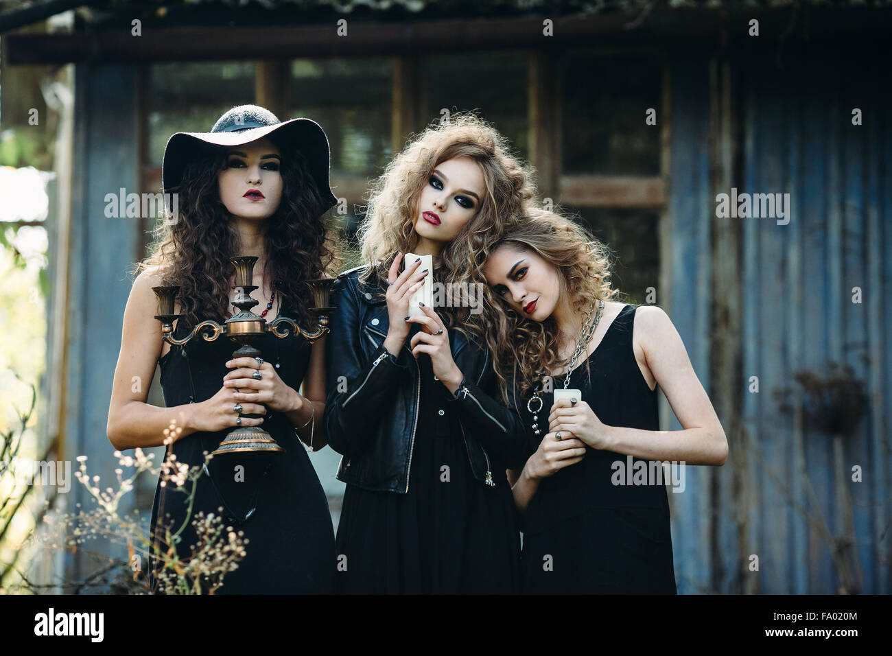 Tres mujeres acusadas de ser brujas vintage Foto de stock
