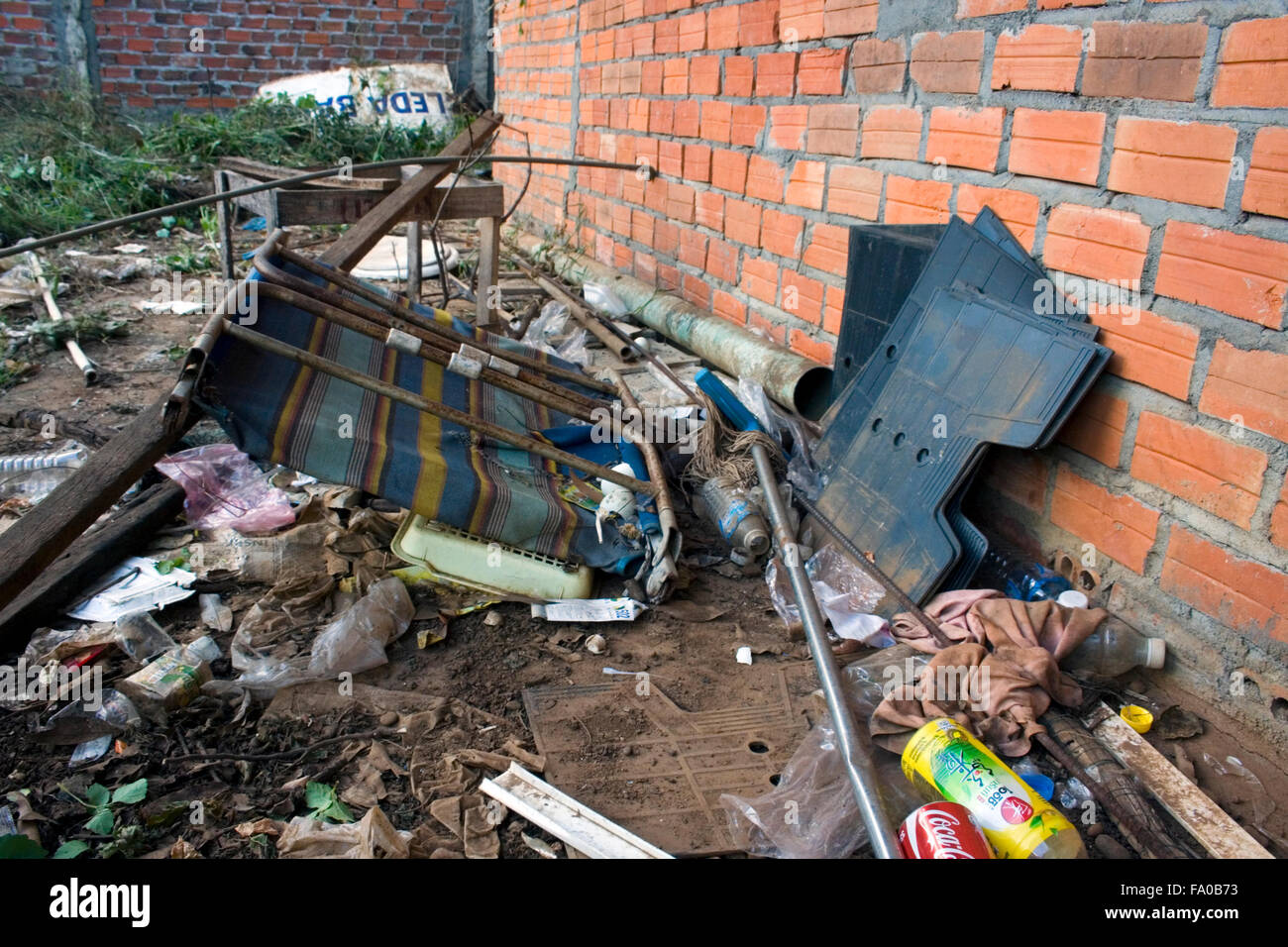 Está lleno de basura en el patio de una escuela de Inglés en Ou Reang