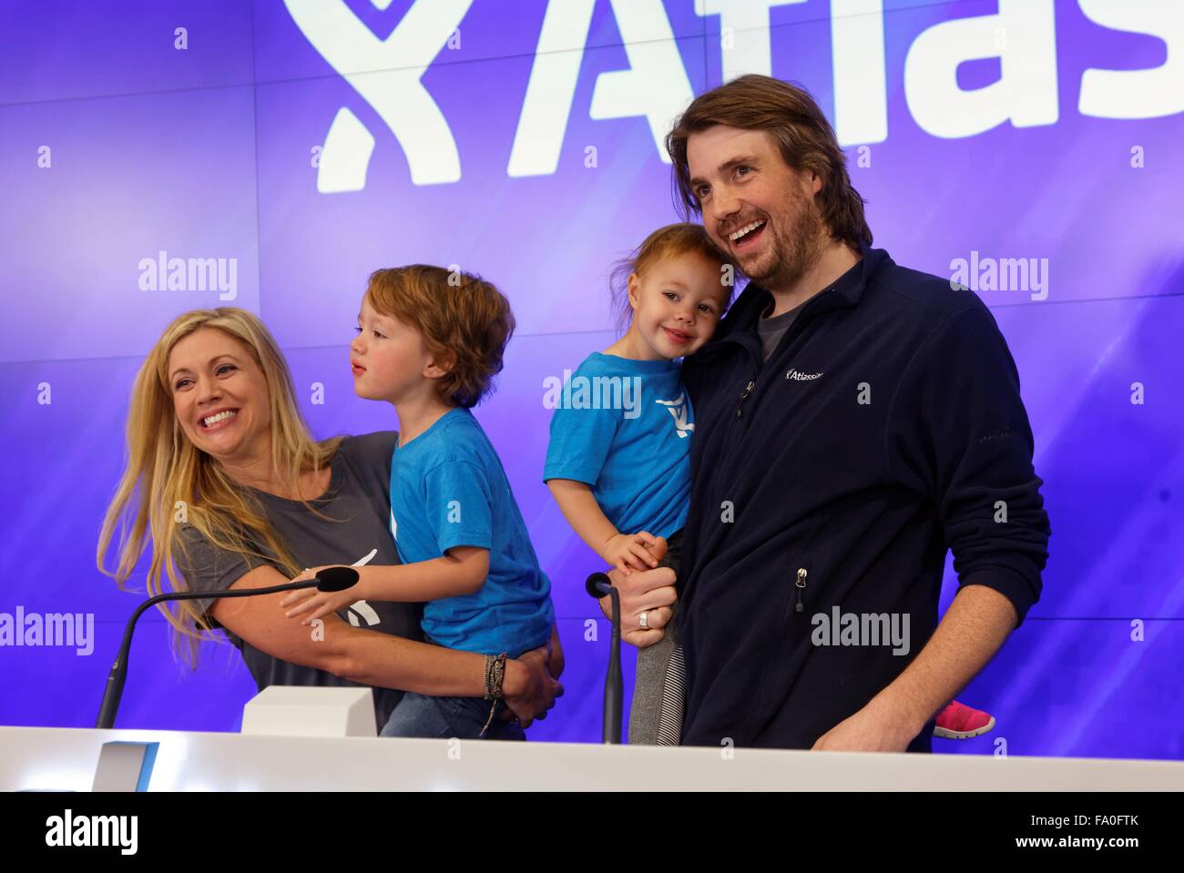 Nueva York, 10 de diciembre de 2015. Atlassian co-fundador Mike Cannon-Brookes con su familia durante la apertura de la ceremonia antes de timbre Foto de stock