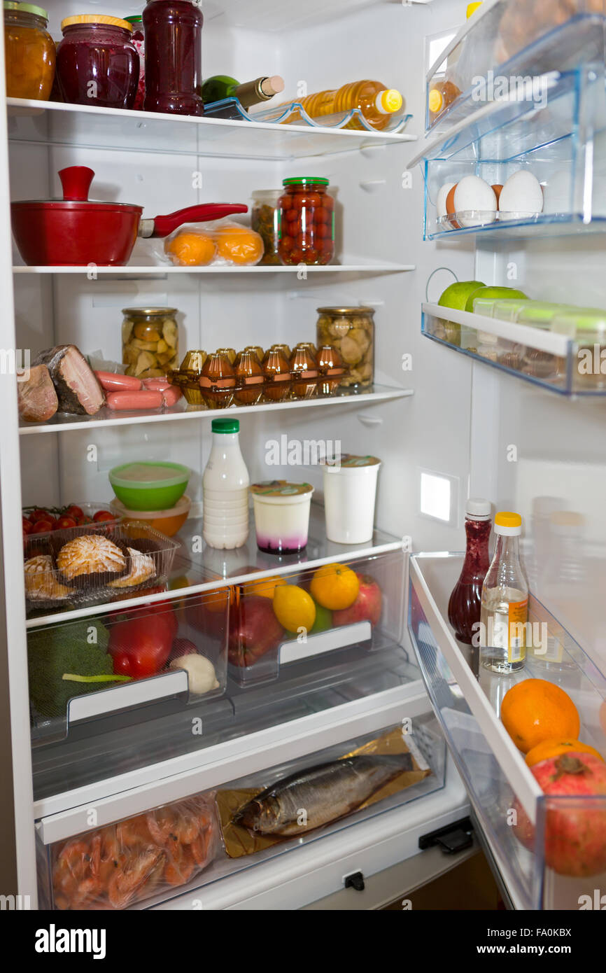 Refrigerador doméstico lleno de una gran variedad de alimentos, frutas y  verduras Fotografía de stock - Alamy