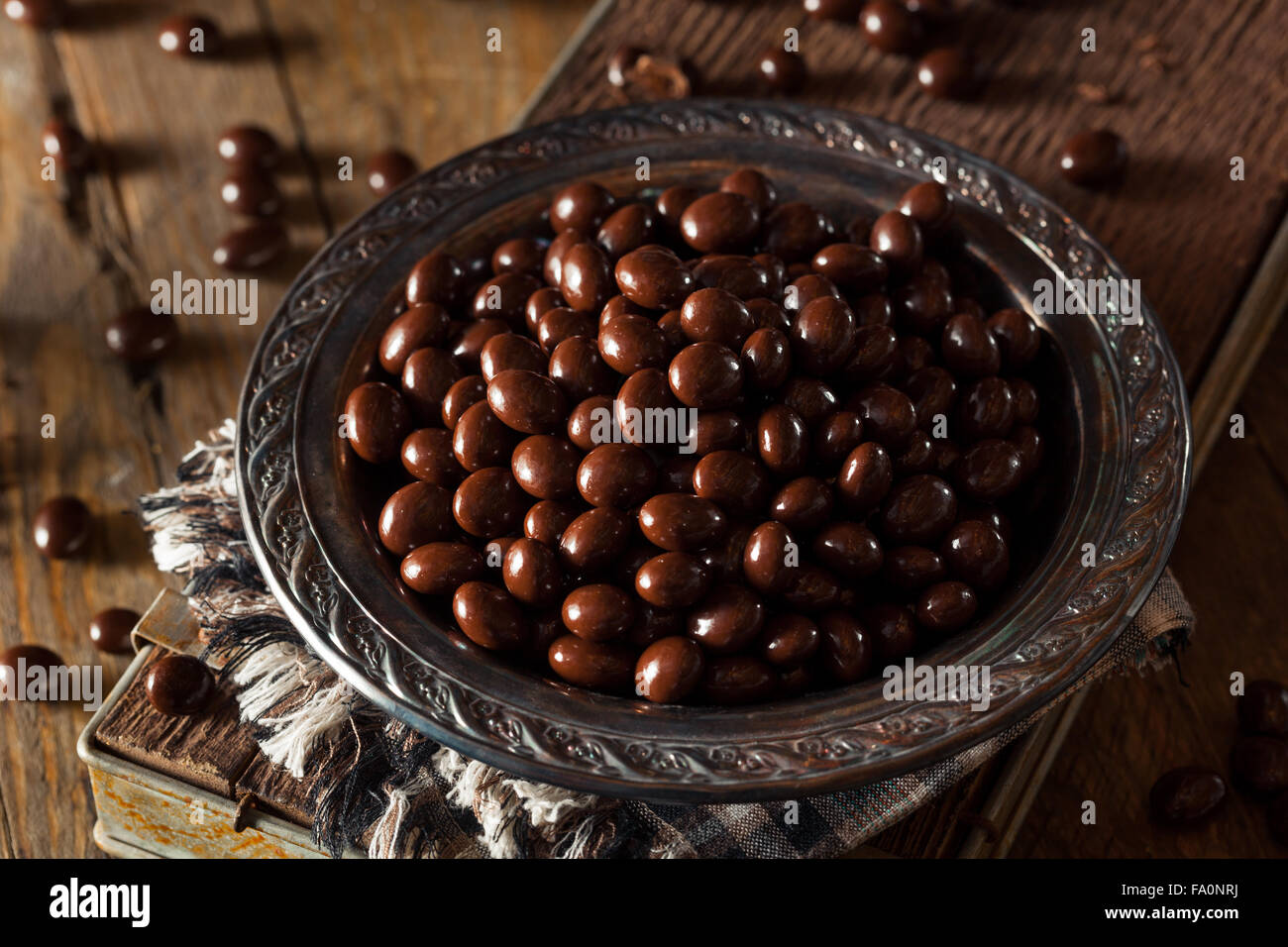 Los granos de café espresso cubiertas de chocolate listo para comer Foto de stock
