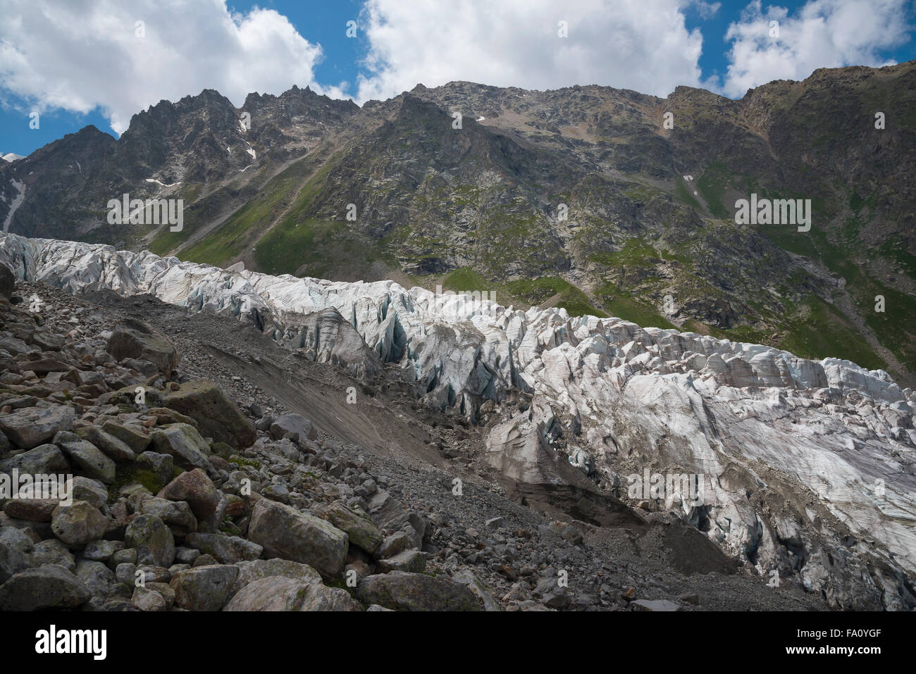 Glaciar alpino hasta el valle Foto de stock