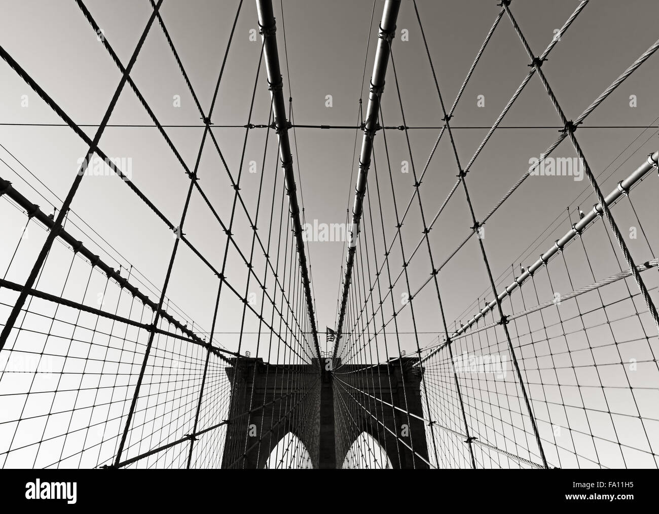 La Torre del Puente de Brooklyn, en blanco y negro, con el doble de arcos góticos y simétricos cables de suspensión, la ciudad de Nueva York Foto de stock