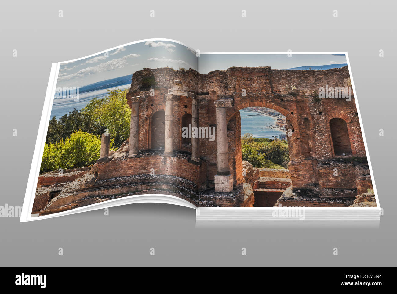 El antiguo teatro de Taormina es también conocido como el Teatro Greco (teatro griego), provincia de Messina, Sicilia, Italia, Europa Foto de stock