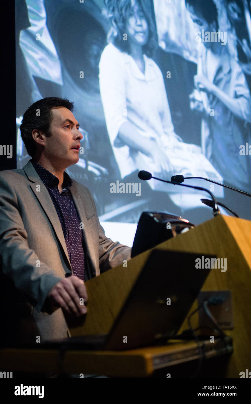 JASON WALFORD DAVIES, poeta, escritor y académico, la lectura de sus poemas en un 'ekphrastic' respuesta a las fotografías del fotógrafo de Magnum Philip Jones Griffiths en el Festival de la lente de la fotografía documental. Biblioteca Nacional de Gales Aberystwyth. Ekphrasis es un gráfico, a menudo dramáticas, la descripción de una obra de arte visual Foto de stock