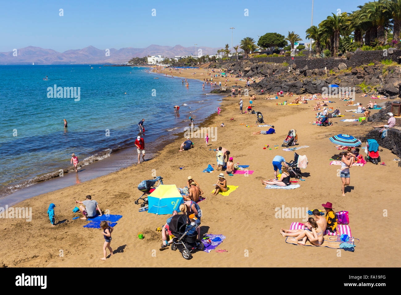 Playa Grande, la playa de la ciudad de Puerto del Carmen, Lanzarote, Islas Canarias, España, sur de Europa Foto de stock