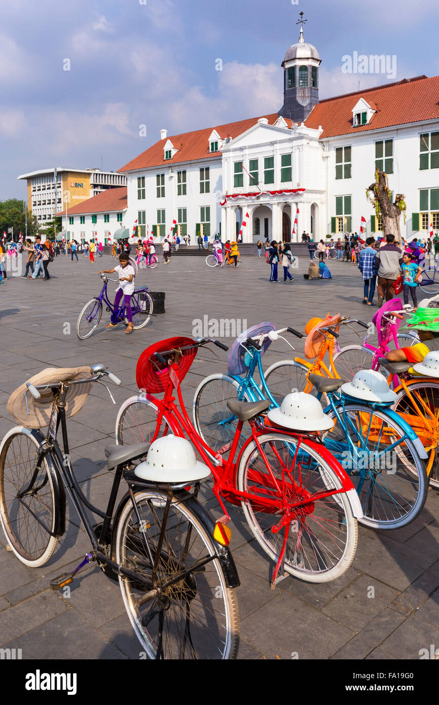 Coloridas bicicletas, Taman Fatahillah Square, Stadhuis detrás, Kota, centro histórico de Yakarta, Java Occidental, Java, Indonesia Foto de stock