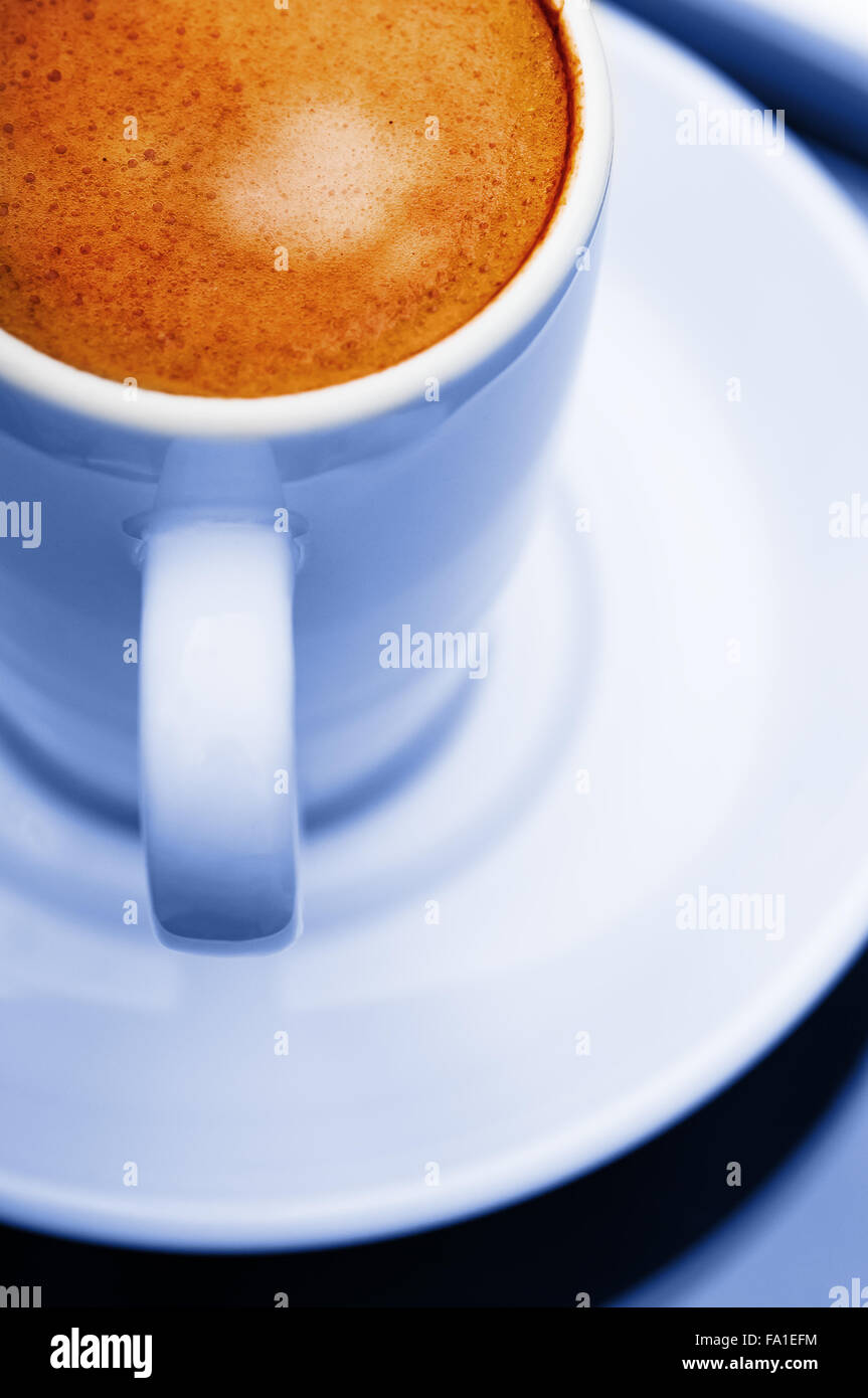 Cerca de la taza de café espresso macro concepto color frío Foto de stock