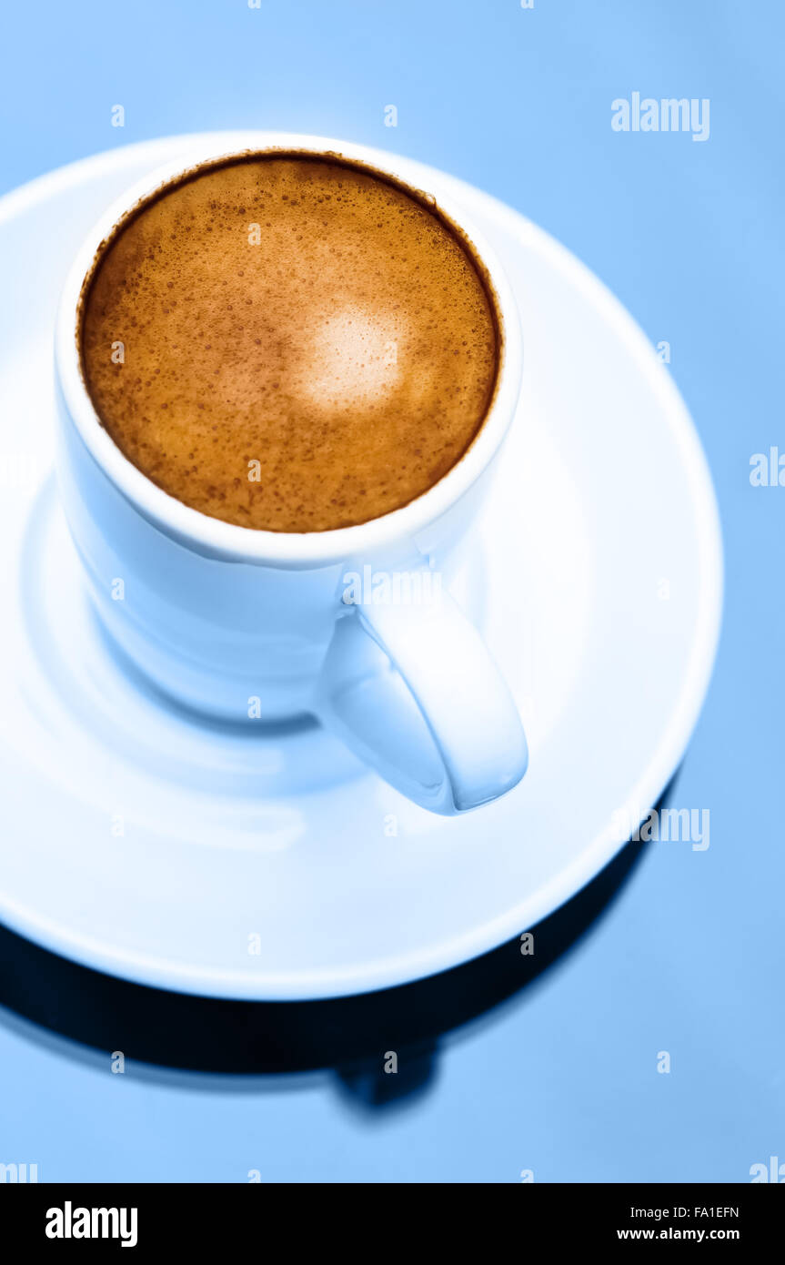Cerca de la taza de café espresso macro concepto color frío Foto de stock