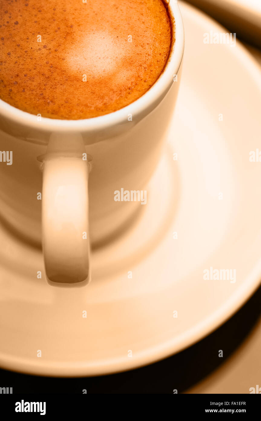 Cerca de la taza de café espresso macro concepto color cálido Foto de stock