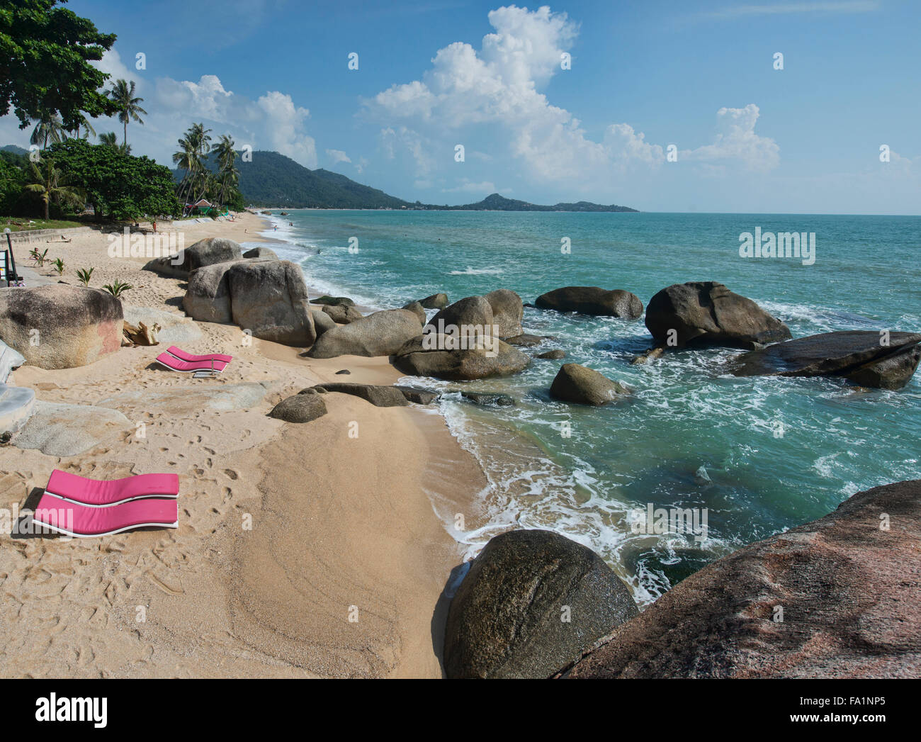 A lo largo de la playa de Lamai en isla de Koh Samui, Tailandia Foto de stock