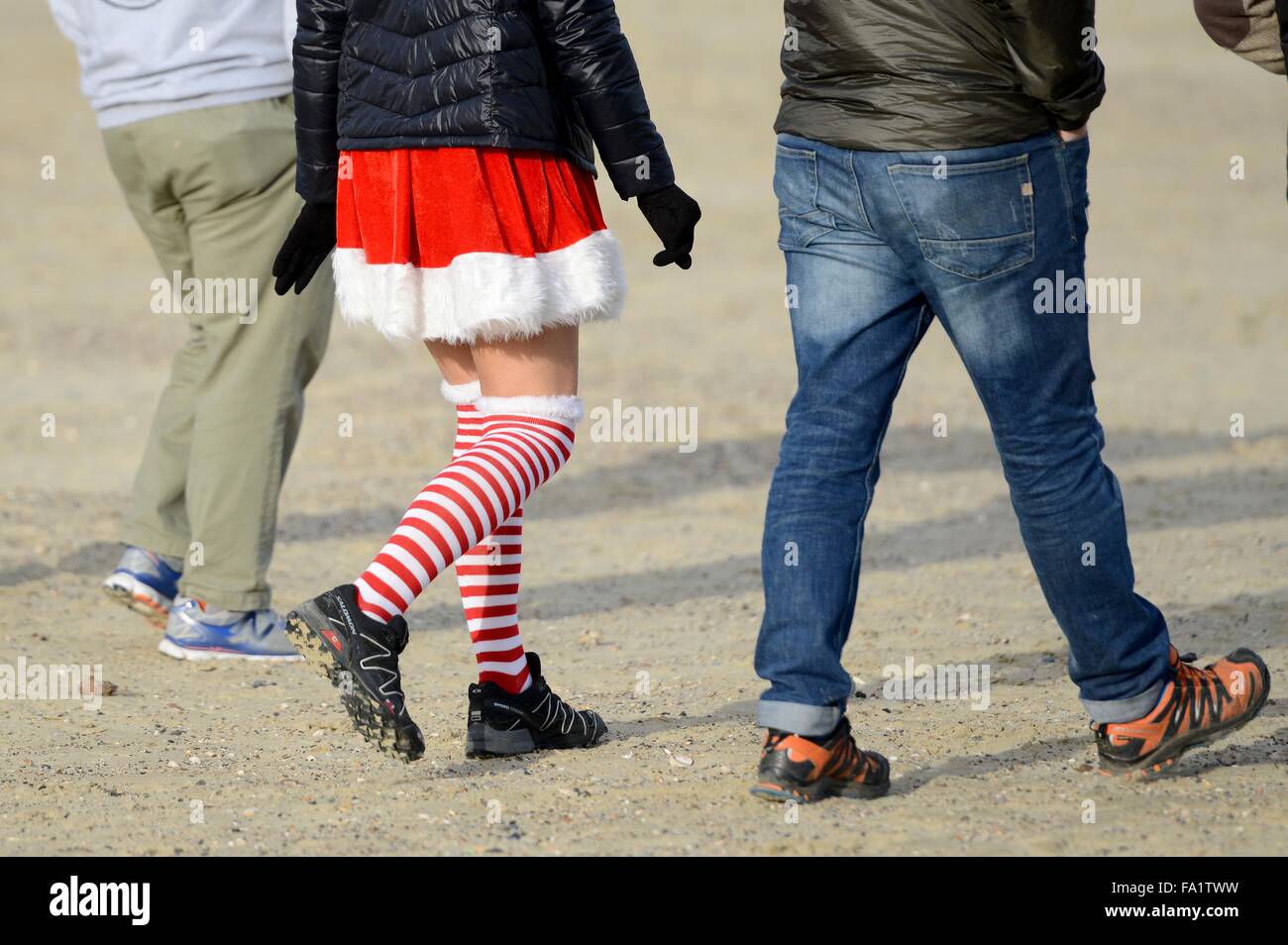 Chase el pudín, Santa Dash caridad ejecutar, cerca de las piernas de chica en medias festivas, Weymouth, Dorset, Inglaterra, Reino Unido Foto de stock