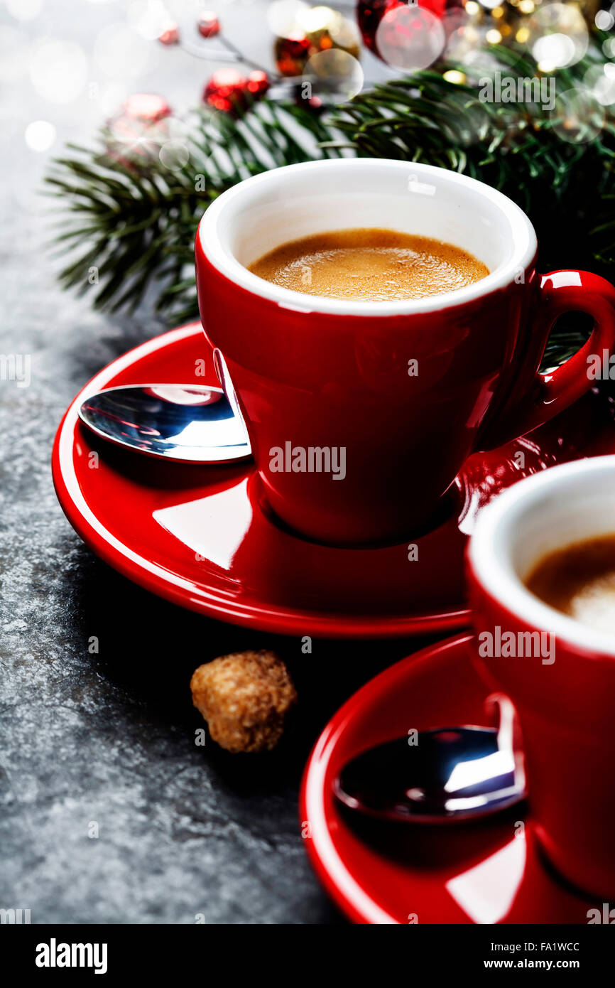 El café espresso. Tazas de Café Rojo y decoraciones de Navidad sobre fondo  oscuro Fotografía de stock - Alamy