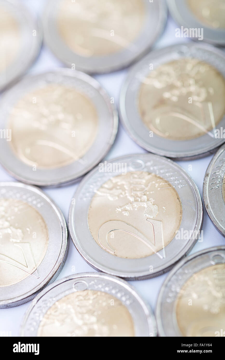 Moneda de 2 euros sobre fondo blanco. Foto de stock