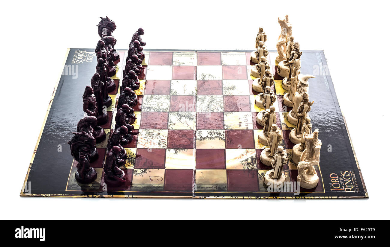 El Señor De Los Anillos Las Dos Torres de ajedrez sobre un fondo blanco. Foto de stock