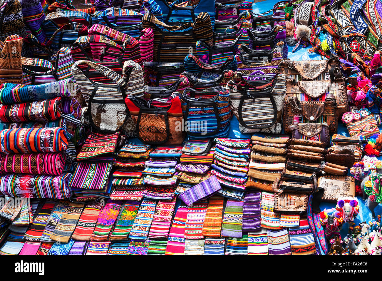 Ropa peruana y bolsas en el mercado Fotografía de stock - Alamy