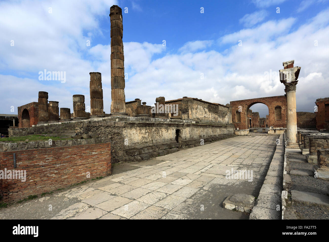 El Templo de Júpiter, Pompeya, la ciudad romana sepultada en lava, cerca de la ciudad de Nápoles, la Lista del Patrimonio Mundial de la UNESCO de 1997, región de Campania Foto de stock