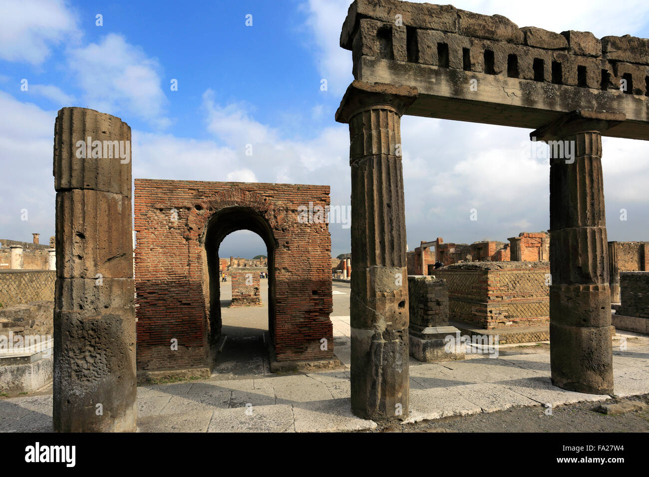 La zona del Foro de Pompeya, la ciudad romana sepultada en lava, cerca de la ciudad de Nápoles, la Lista del Patrimonio Mundial de la UNESCO de 1997, región de Campania Foto de stock