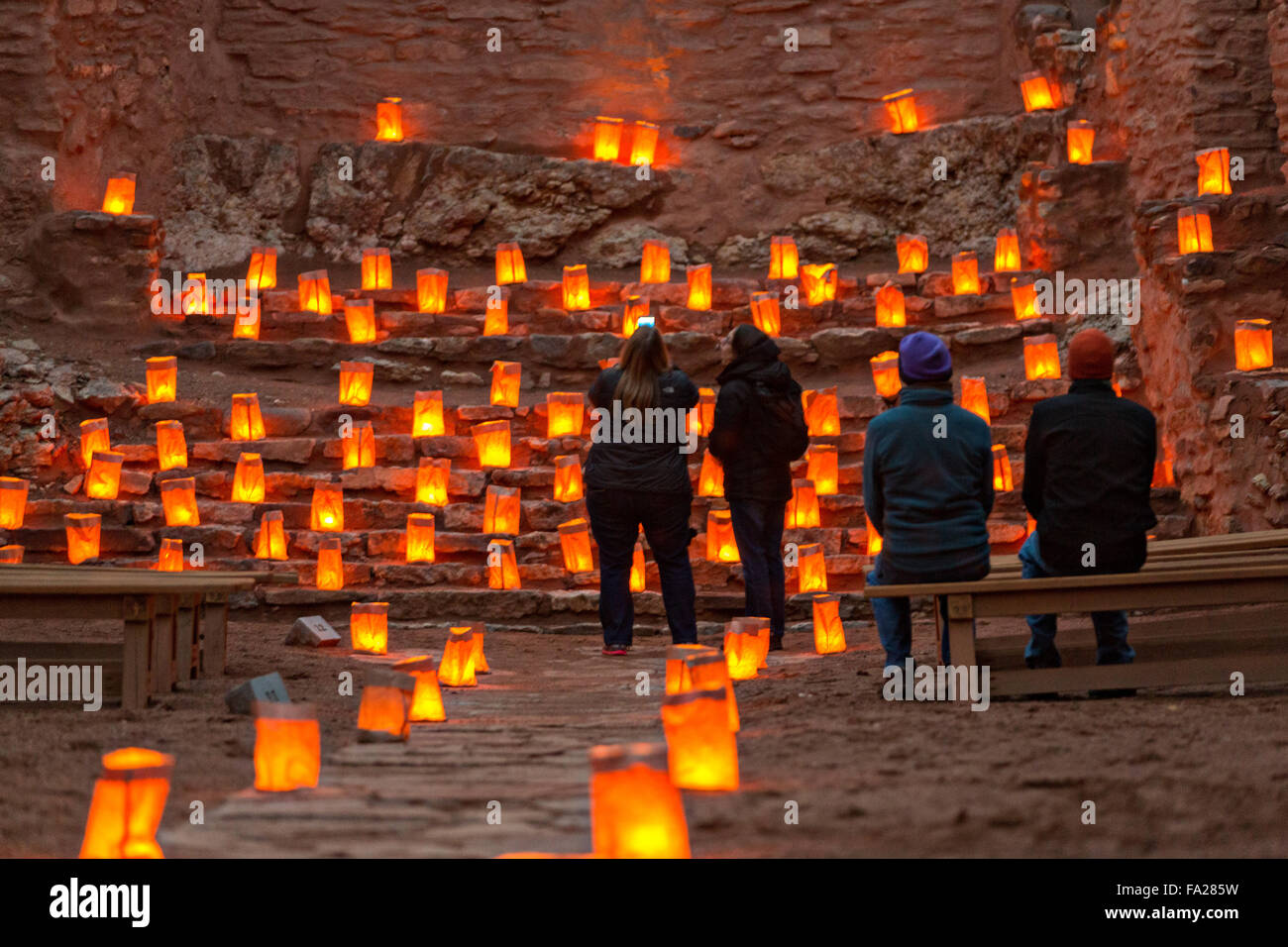 Los visitantes ver las ruinas de San José de los Jémez misión parte del