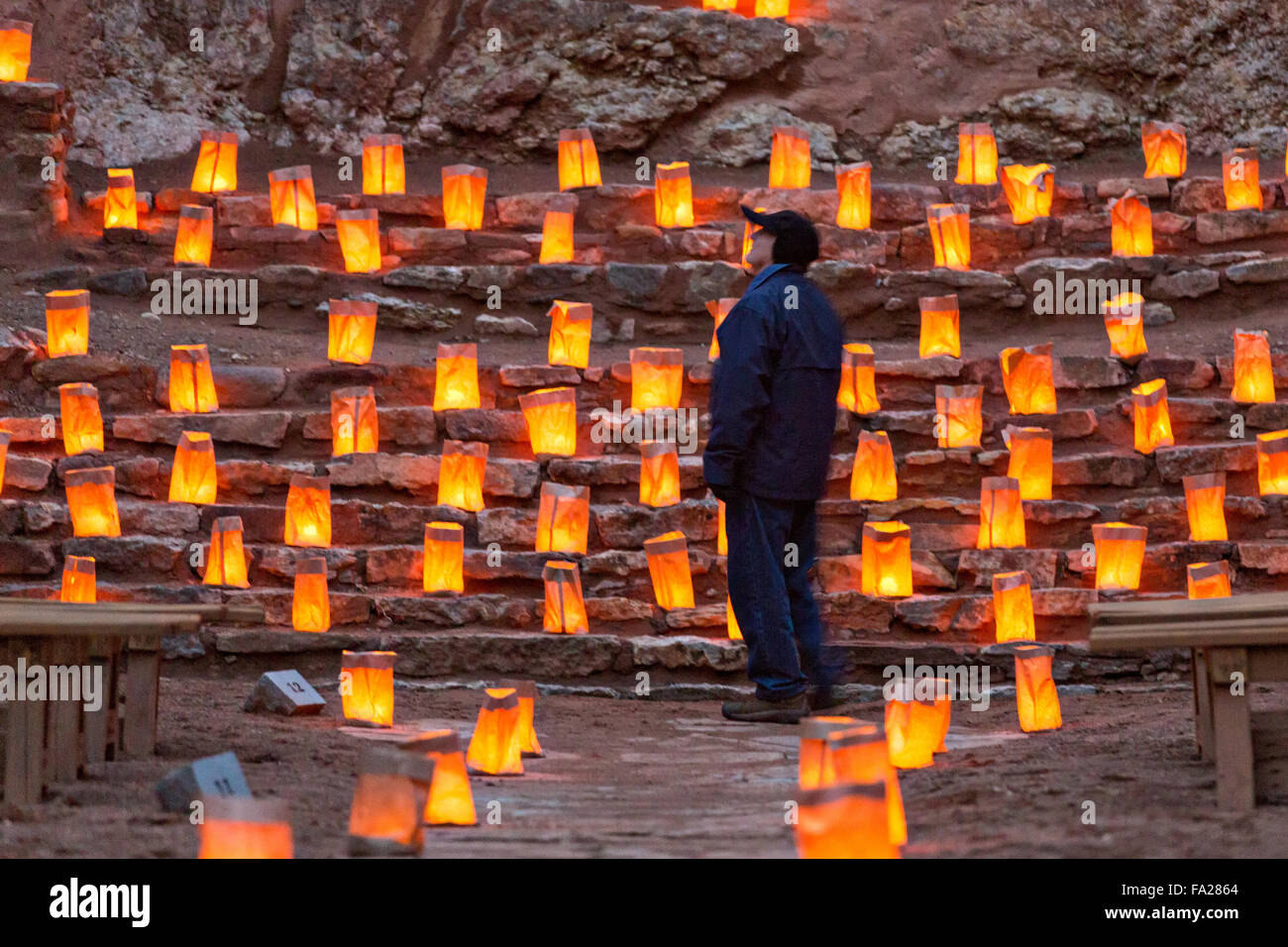 Un hombre que mira a las ruinas de San José de los Jémez misión parte