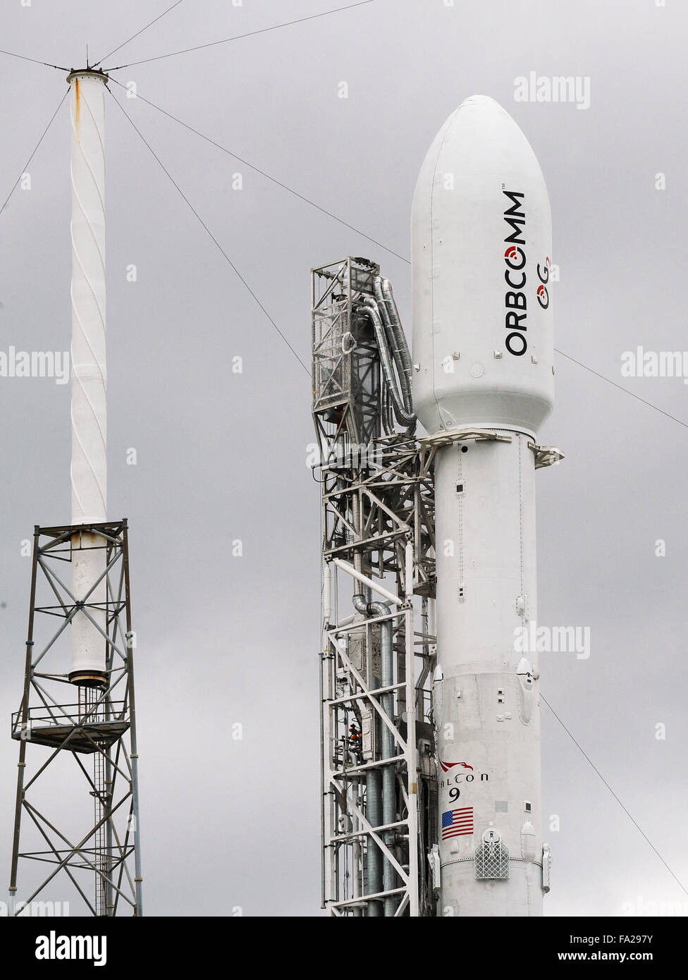Cabo Cañaveral, Florida, Estados Unidos. 20 diciembre, 2015. La carga útil del satélite de un actualizado SpaceX Falcon 9 cohete es visto en la Estación Cañaveral de la Fuerza Aérea, donde se espera un lanzamiento esta noche a las 8:29 p.m. El cohete tendrá lugar el 11 de comunicaciones Orbcomm satélites en órbita. SpaceX intentará también, por primera vez, a la tierra de la primera etapa del cohete de vuelta en tierra. Este es el primer vuelo de un Falcon 9 desde un cohete explotó en Junio de 2015, aproximadamente dos minutos después de su lanzamiento en una misión de reabastecimiento de la Estación Espacial Internacional. Crédito: Paul Hennessy/Alamy Live News Foto de stock