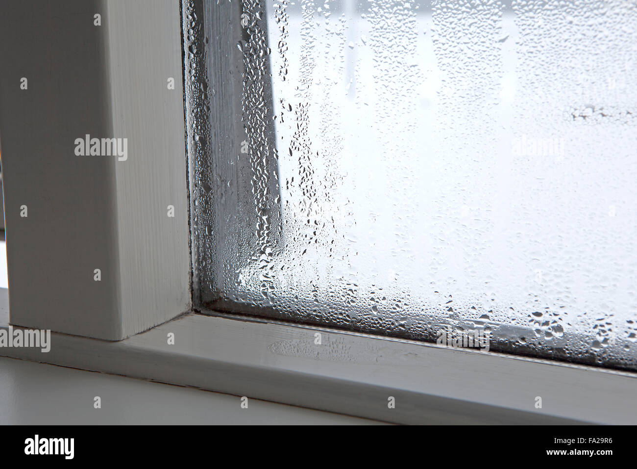 Fuerte humedad en una ventana en invierno Foto de stock