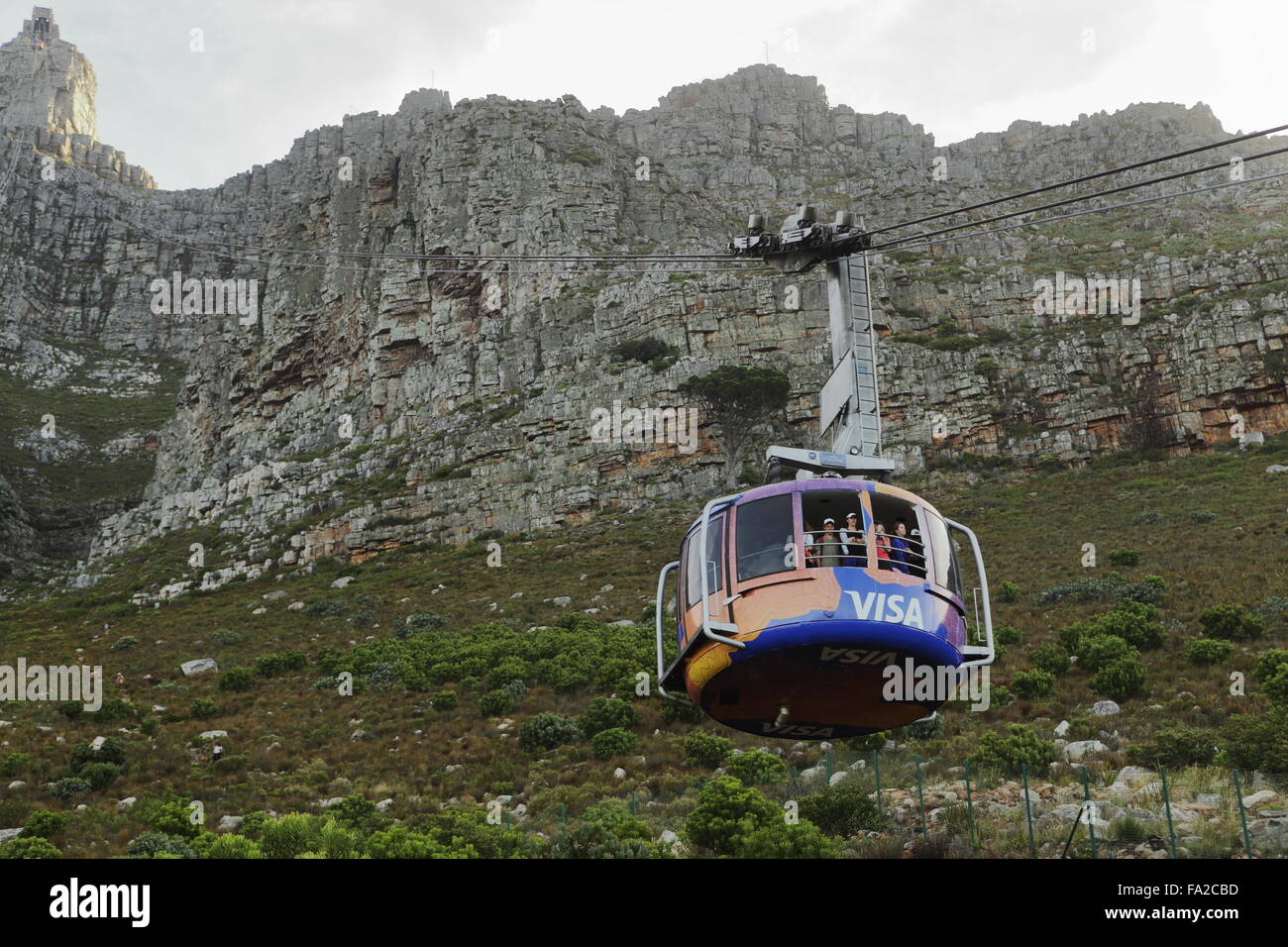 El teleférico de Table Mountain ascendente Foto de stock