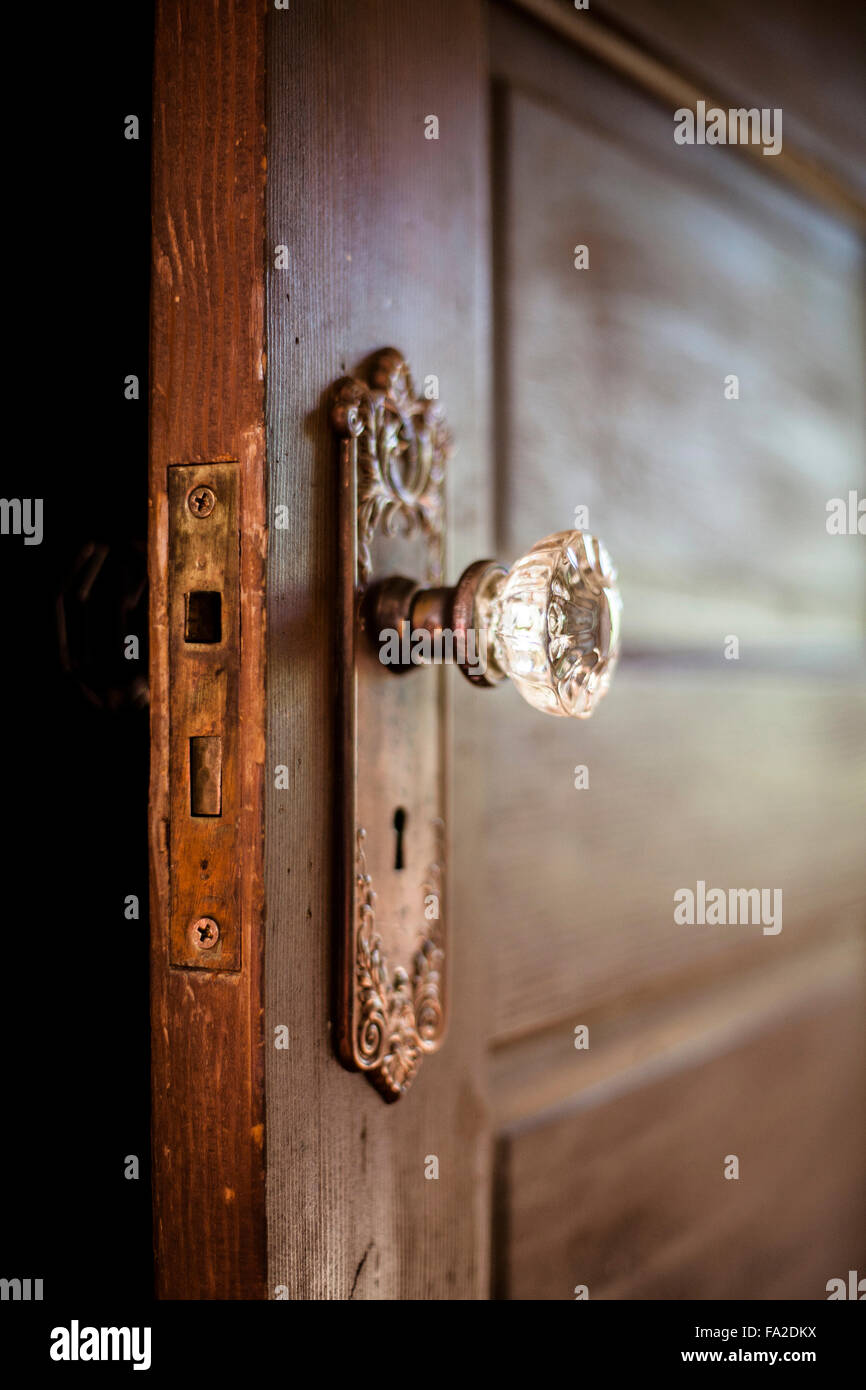 El pestillo de la puerta se coloca en la ranura de la puerta interior para  alinearse con la manija de la puerta Fotografía de stock - Alamy