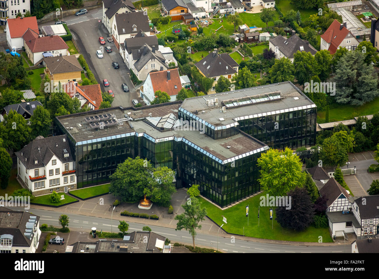Vista aérea, administrar Warsteiner Brauerei, Warstein, cervecería, distrito de Soest, Renania del Norte-Westfalia, Alemania, Europa Foto de stock