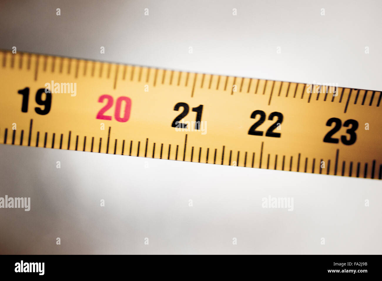 Cinta métrica regla de metal mostrando measuement en centímetros (cm)  números sobre fondo liso Fotografía de stock - Alamy