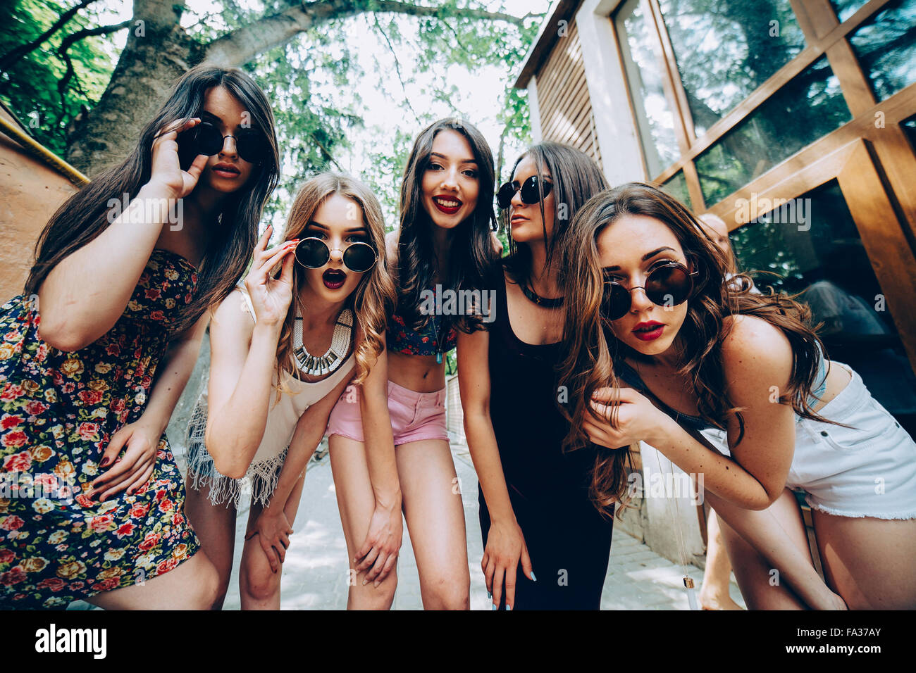 Cinco jóvenes hermosas chicas Fotografía de stock - Alamy
