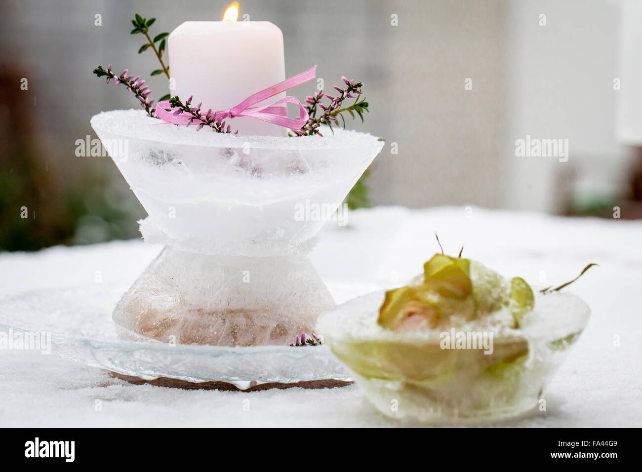 Material: 4x cuenco de plástico, 2 vaso pequeño, velas, agua, rosa flor,  ramitas de Heather, la cinta de opciones. Procedimiento: 1) Ponga una rosa  flor en un recipiente de plástico. Vierta el