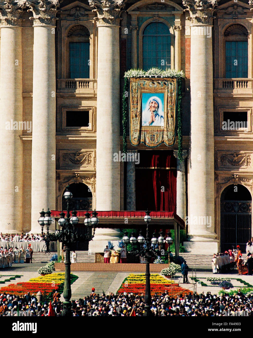 La beatificación de la madre Teresa en Roma, Italia, poco después de que su retrato es revelada en la Plaza de San Pedro, después de que el Papa Juan Pablo II anuncia su como la Beata Teresa de Calcuta Foto de stock