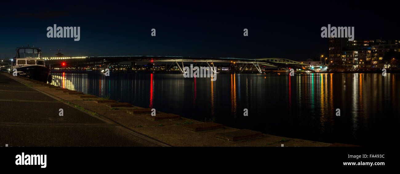 Vista Panorámica de noche en el moderno Puente en Amsterdam (Holanda Septentrional, Países Bajos). Foto de stock