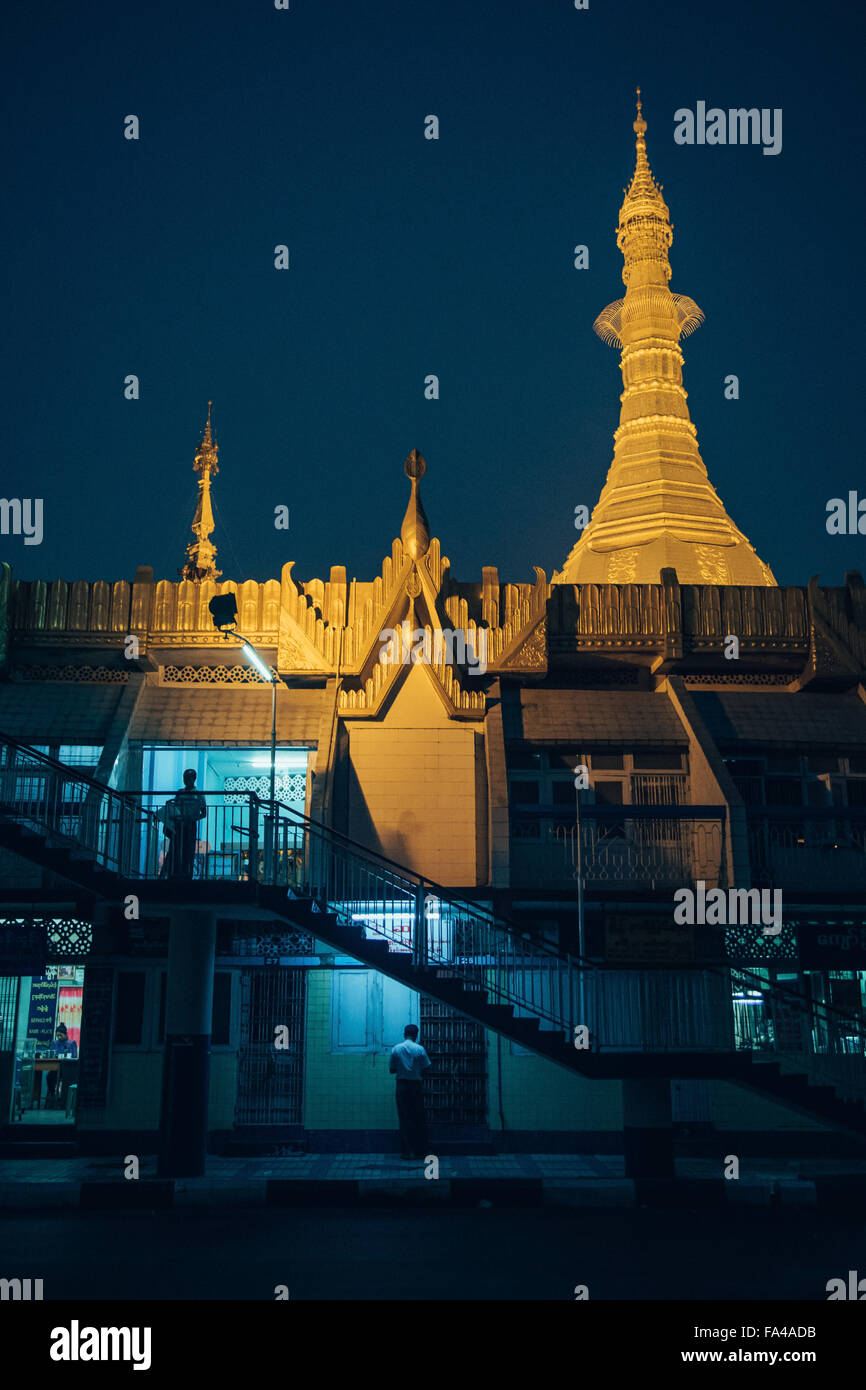 Yangon, Myanmar, Birmania durante la noche. Foto de stock
