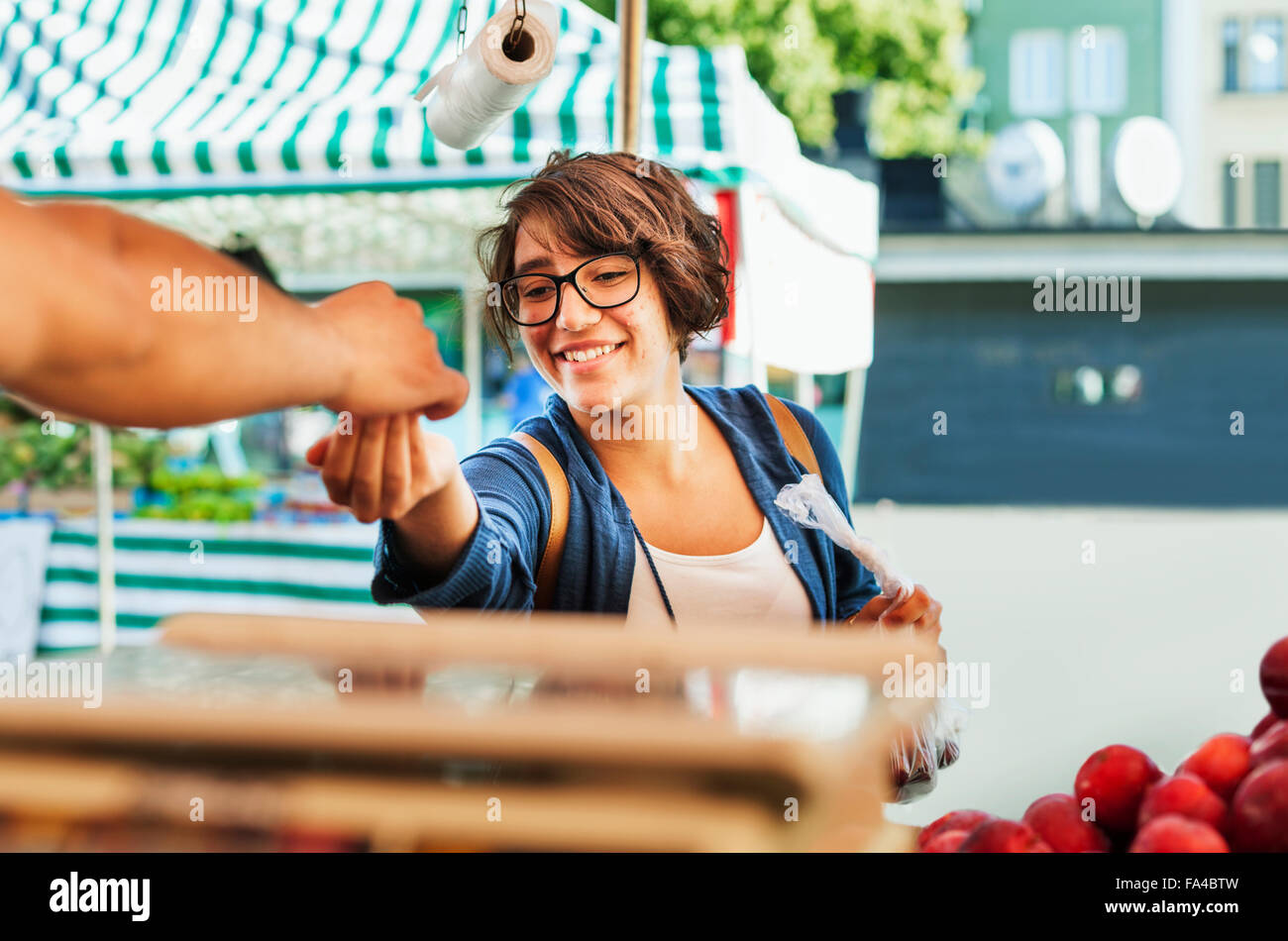 Persona Comprando Frutas Fotos e Imágenes de stock Alamy
