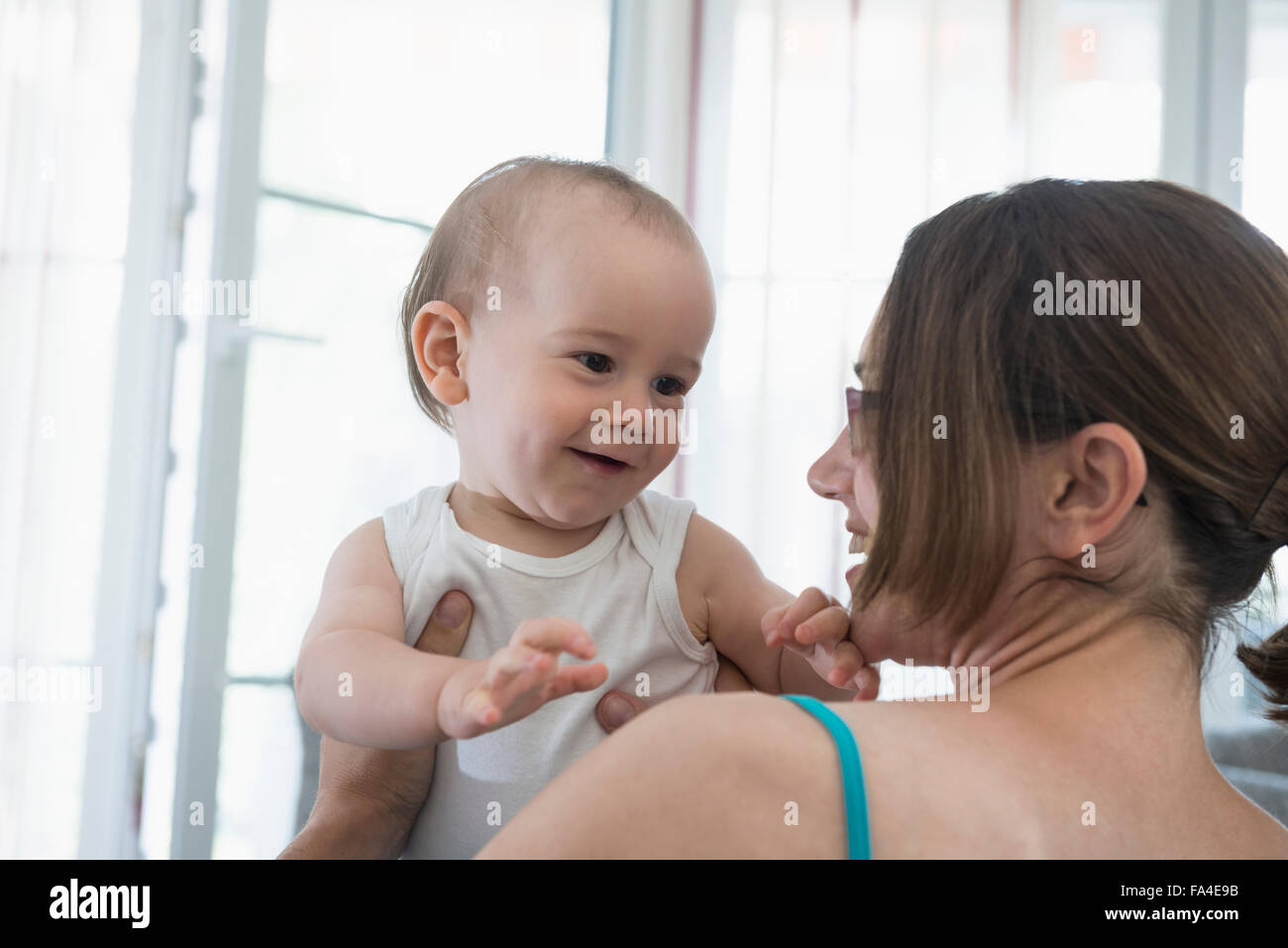 Cute Little Baby Boy jugando con su madre en la casa, Munich, Baviera, Alemania Foto de stock