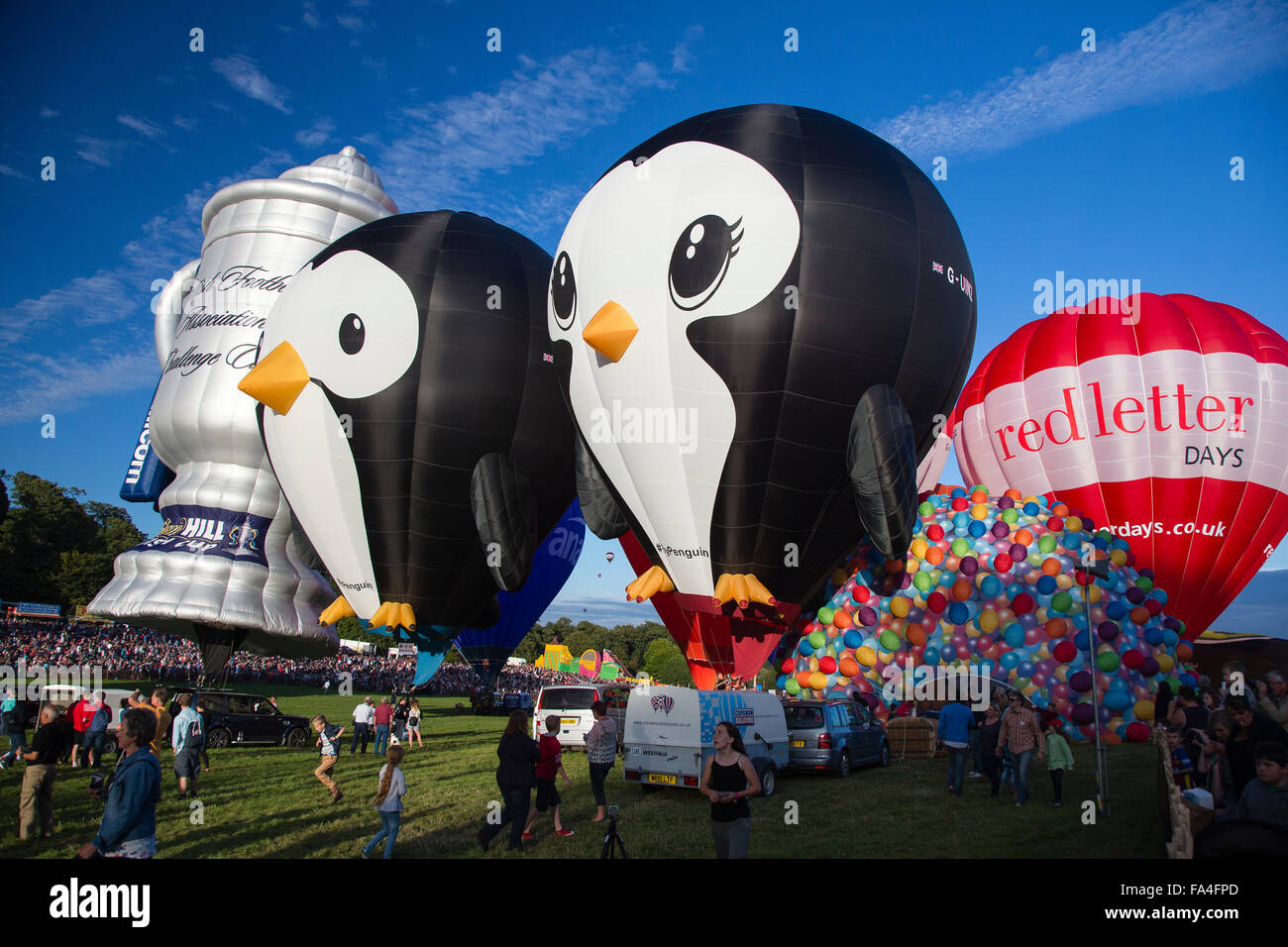 Pingüinos y Scottish Challenge Cup globos de aire caliente en el Bristol International Balloon Fiesta 2015 Aire caliente Foto de stock