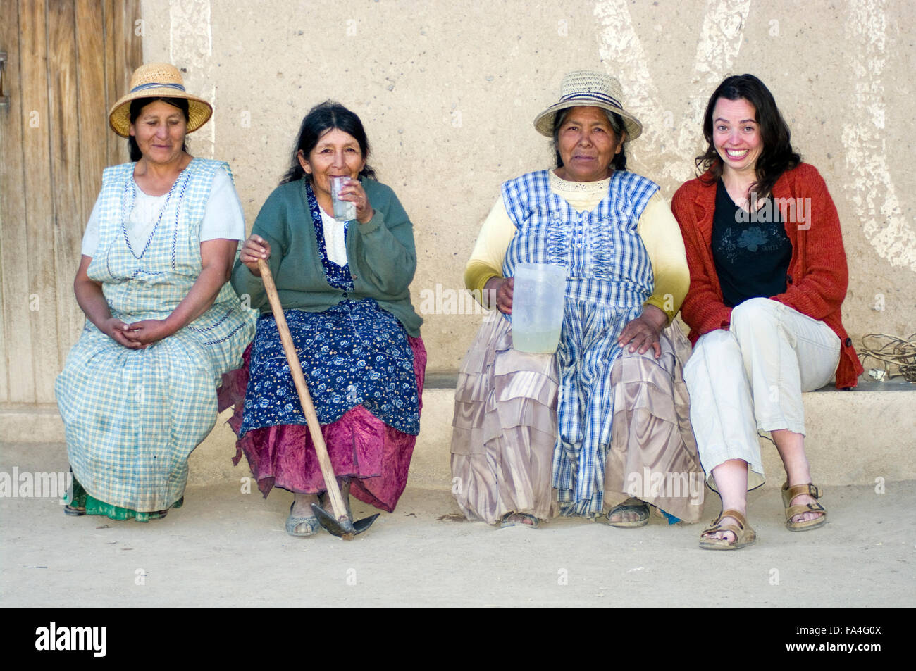 4 mujeres, tres mujeres aymara local en Luribay, Bolivia, América del Sur,  sentarse sonriente y bebiendo limonada juntos Fotografía de stock - Alamy